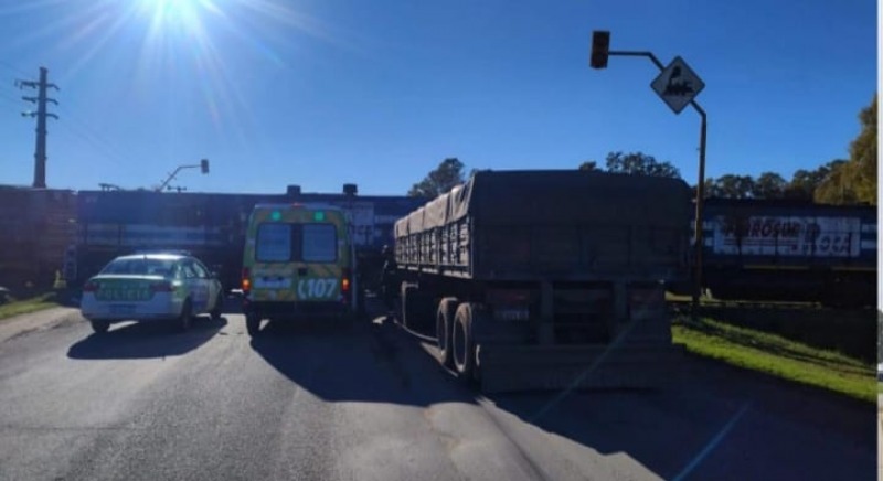 Un cami�n embisti� a un tren en la Ruta Provincial 51